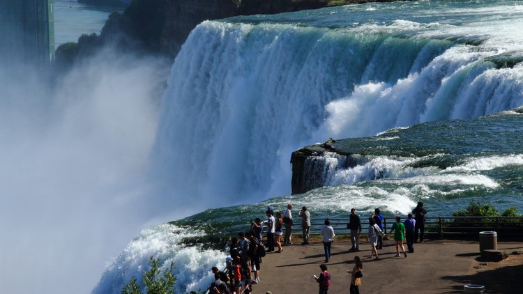尼亚加拉瀑布是一个是一个横跨美国和加拿大的跨国瀑布。