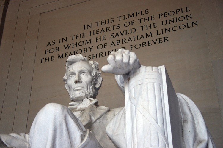 林肯的大理石雕像就放置在纪念馆的正中央。