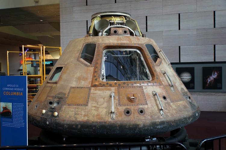 阿波罗11号的指令舱虽看起来已残旧不堪，但它可是载着阿姆斯特朗回到地球的功臣哟！