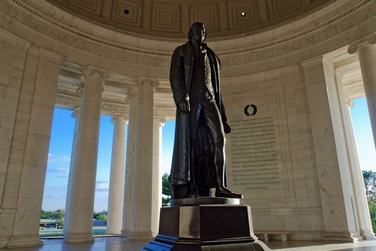 杰斐逊铜像是在1947年完成。