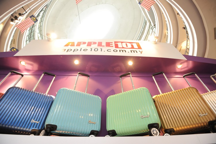 色彩缤纷的蘋果20周年限量纪年款手提行李箱。