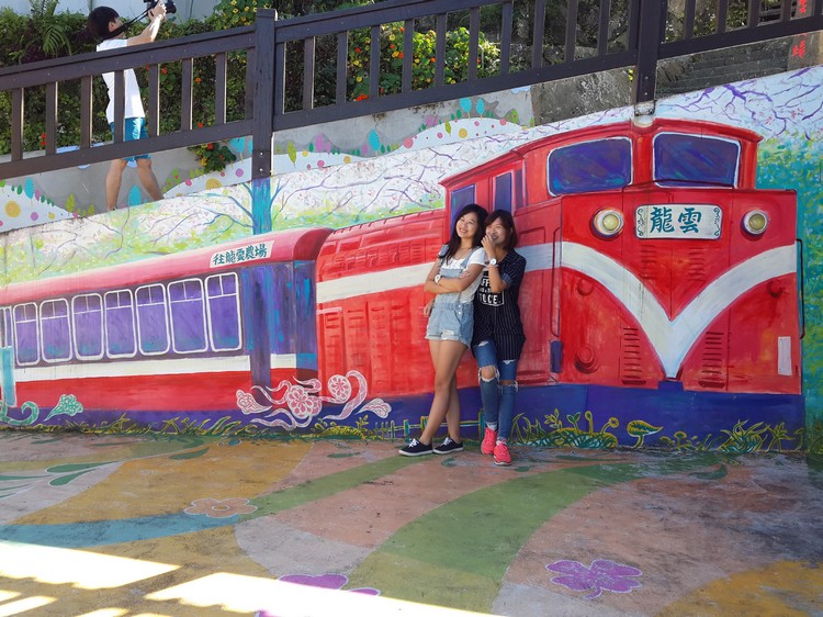 美丽的壁画绘的是阿里山小火车，还是“龙云号”。 