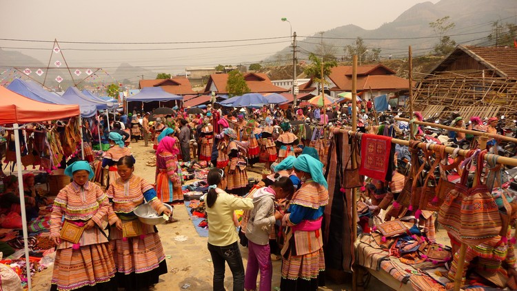 北河市场聚集了北河区少数民族在此做买卖，是购买手工艺品和服饰的好地点。