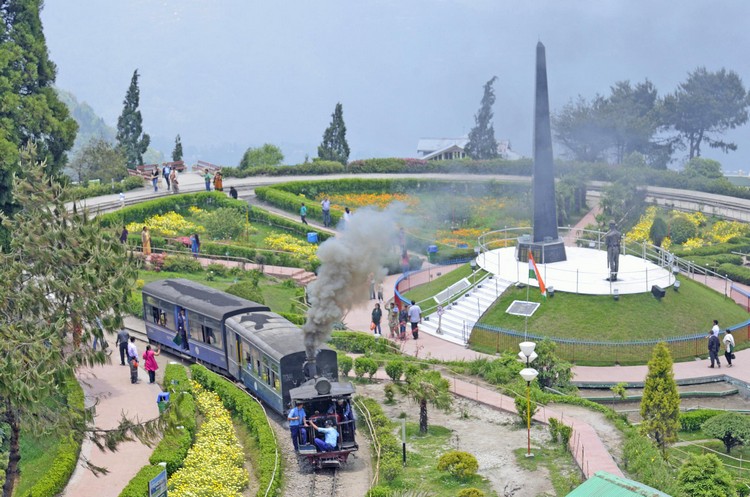 大吉岭喜马拉雅铁路始建于1879年间，长51.2公里的西里古里至Kurseong段首先完工，1881年全线完工通车，是印度最早的铁路之一。