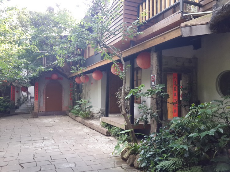 卓也小屋的住宿设计都是仿造台湾50年代的乡村，而且每间设计都不一样。配上红灯笼和春联，别有一番风味。 