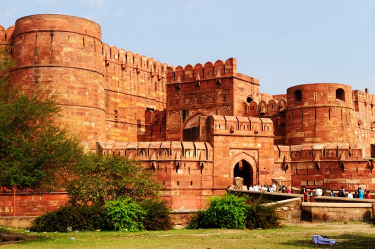 2. 阿格拉红堡 1983年列入世遗的阿格拉红堡，是统治全印度几百年的莫卧儿王朝的首都所在地。这壮观宏伟的堡垒，融合了登峰造极的艺术成就，以及刻骨铭心的爱情故事。 