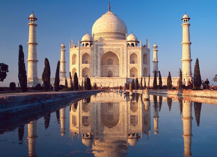 1. 泰姬陵 泰姬陵是莫卧儿王朝第5代皇帝沙贾汗为了纪念他的第三任妻子已故皇后姬蔓·芭奴而兴建的陵墓。它早在1983年就列入世遗之列，也是印度知名度最高的旅游景点之一。