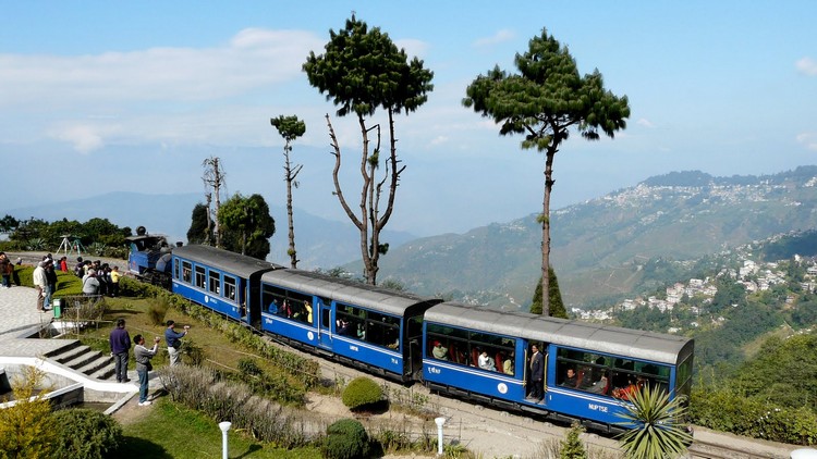 5. 大吉岭喜马拉雅铁路 大吉岭喜马拉雅铁路 被誉为交通运输系统的革新，也是推动多文化地区社会经济发展的典范。其中，马蹄型铁轨路线Batasia loop是铁路中最著名的一段。 铁路分别在1999、2005和2008分段式列入世遗中。 