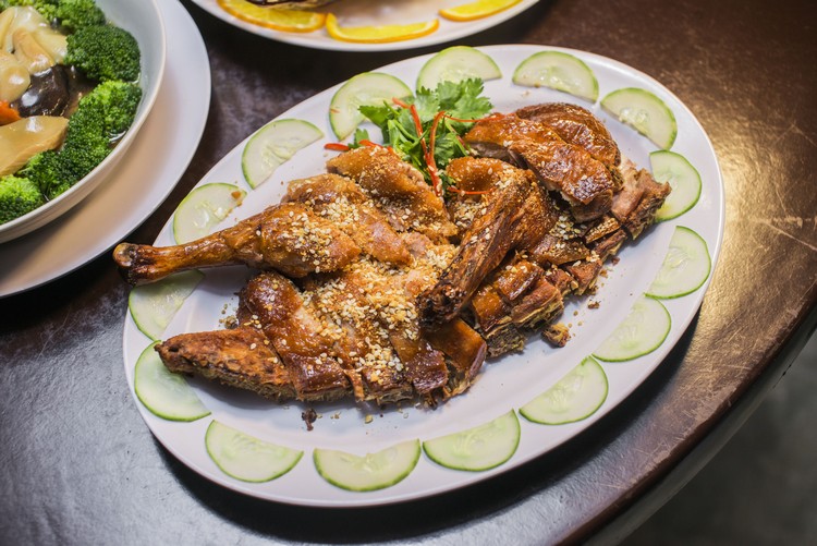 琵琶鸭（半只RM22） 皮脆肉嫩油脂少，没啥鸭骚味，沾点洒满芝麻的甜酱，最佳组合。