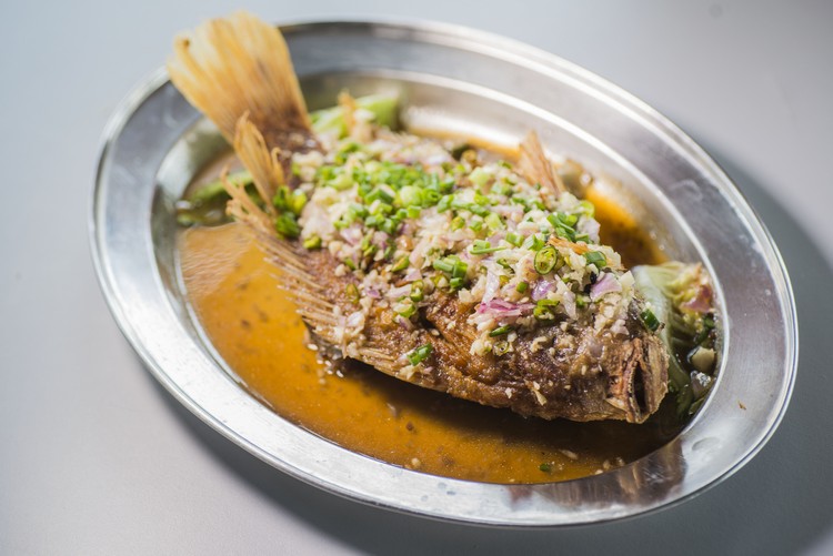 干煎咸水金凤鱼（RM20） 招牌菜之一，干煎后淋上自家调制酱，洋葱蒜头小辣椒，相当开胃。