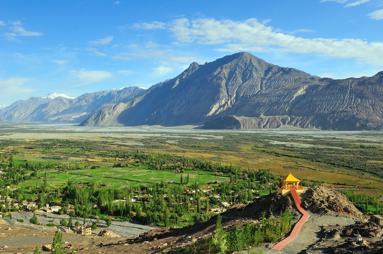 1. Nubra Valley （Ladakh） Nubra Valley is popularly known asLdorma or the valley of flowers. It is situated to the North of Ladakh between the Karakoram and Ladakh ranges of the Himalayas.