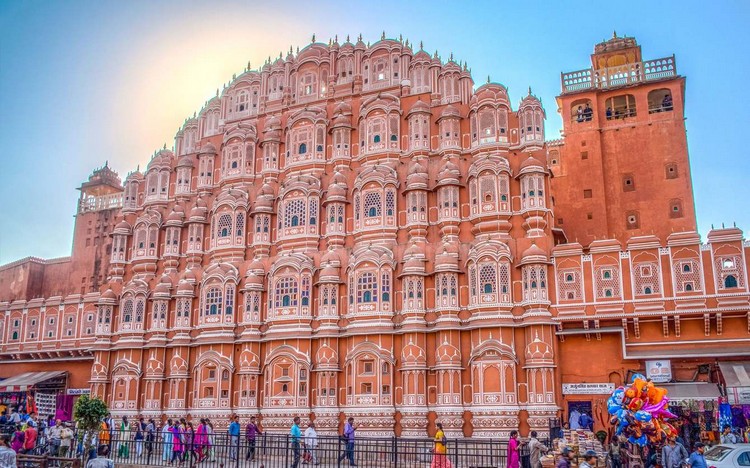 10. Hawa Mahal （Jaipur） Constructed of red and pink sandstone, the Hawa Palace sits on the edge of the City Palace, the intricate designs allows wind to run through. Known as the 