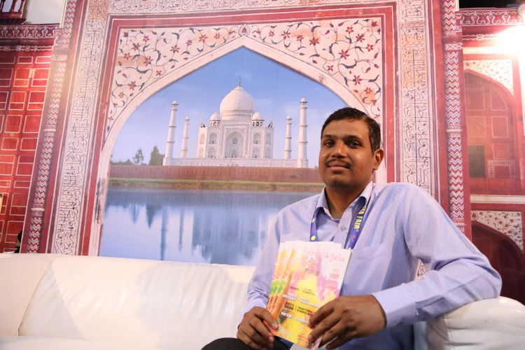 印度旅游局副总监 苏曼（R. K. Suman）手握着Apple 101 最新出版的《不可思议的印度》。