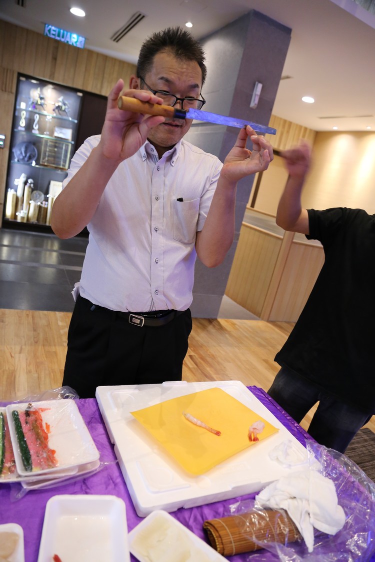 接下来，他向蘋果人展示一把长尺般的寿司刀（Tokobiki 蛸引），并指出今天的海产都由此到开刃！