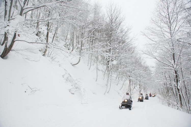 在白雪上骑着雪上摩托畅快奔驰，是旅游北海道不可错过、刺激又好玩活动！