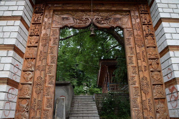 山上的Siyali Mahadev寺庙清幽舒服，让人着实想一探究竟。