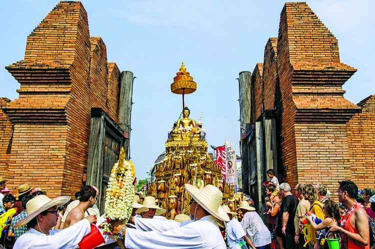 泰国人以相互泼水来庆祝他们的新年，象征除旧布新的意味，但根据传统，他们会前去佛寺，在佛像上洒水以示祈祷。