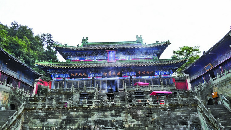 坐落于南岩胜境，袅袅香火围绕着巍峨雄伟的玄帝殿。