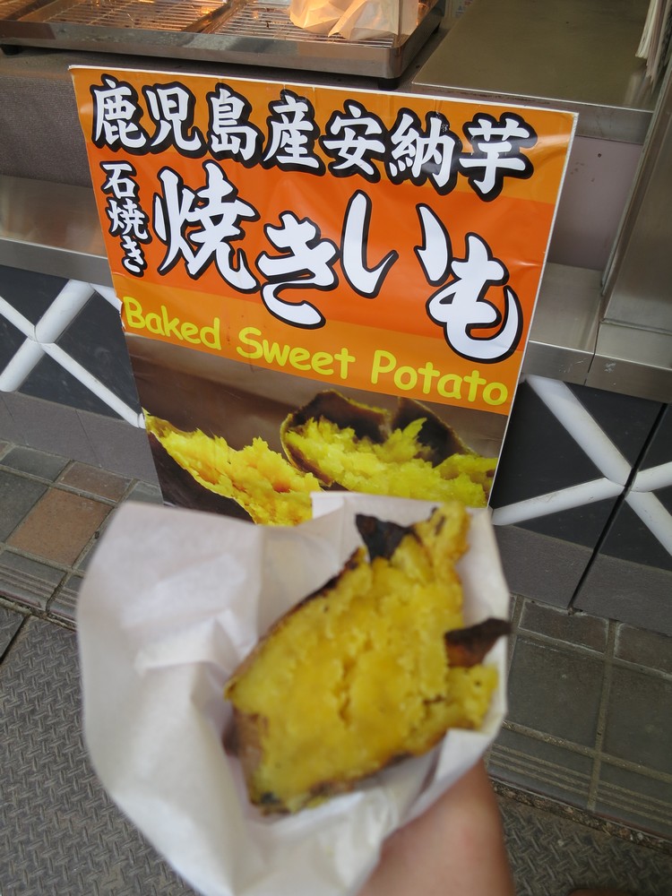 在大阪城看到的烤番薯摊位，完全没有犹豫地排队购买，而其味道也没有让我们失望。