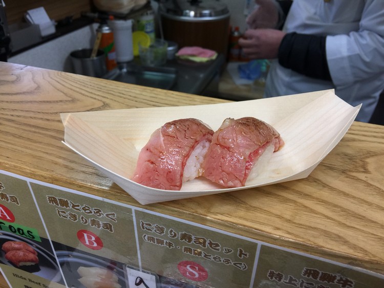 现点现做的飞騨牛寿司。虽没如网上所说的化开，但鲜嫩和略带嚼劲的口感还是让我难忘！