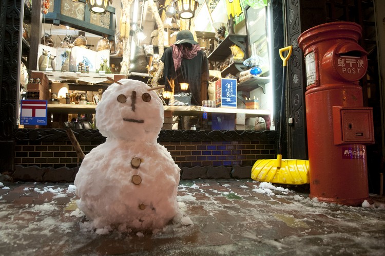 Mr. Snowman greets you！