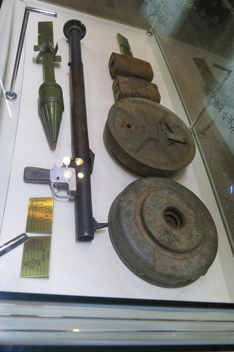 当年战争用的武器都被收藏在玻璃橱柜里供展示用。
