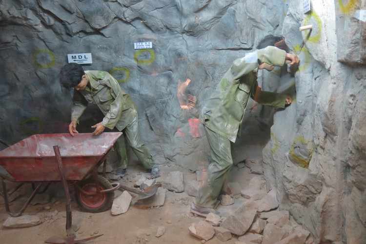 博物馆内模拟出当年士兵挖掘地道的场景。