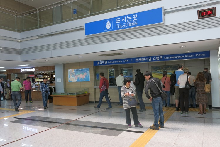 都罗山站原是联系南北韩的铁路，无奈无法开通，许许多多的韩国子民都等着它开通，透过它和对面的亲人见面......