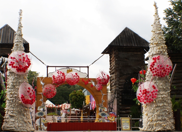 爱化摩沙度假村牛仔城入口处，张挂了许多春节装饰。