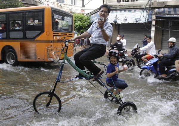 虽面对严重水患，但泰国市民们大都处之泰然，更能不时苦中作乐，。（图片摘自www.voanews.com）