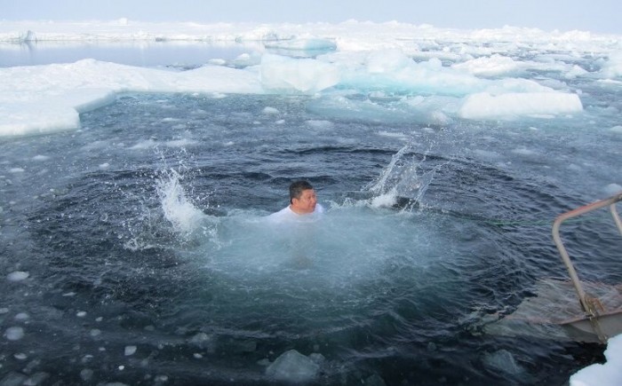 Yes，李桑做到了，跳进北极点大冰洋海里！ 