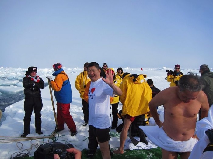 李桑参与了90°N跳冰海大行动的壮举。 