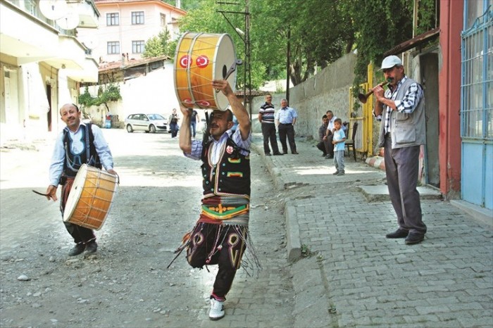 巧遇当地居民的婚礼，三名传统乐手正在演奏音乐迎接新娘。