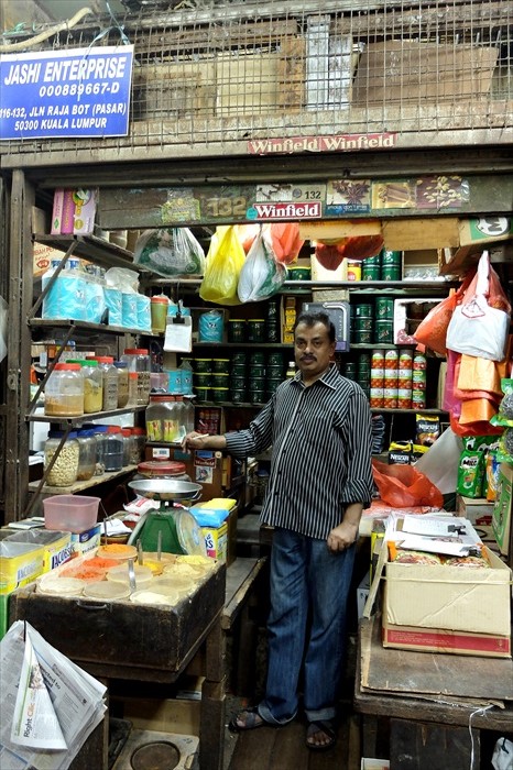 主要售卖印度香料的摊主以第3代接手生意至今已20年，他会细心向顾客讲解各类印度香料的烹调用途。