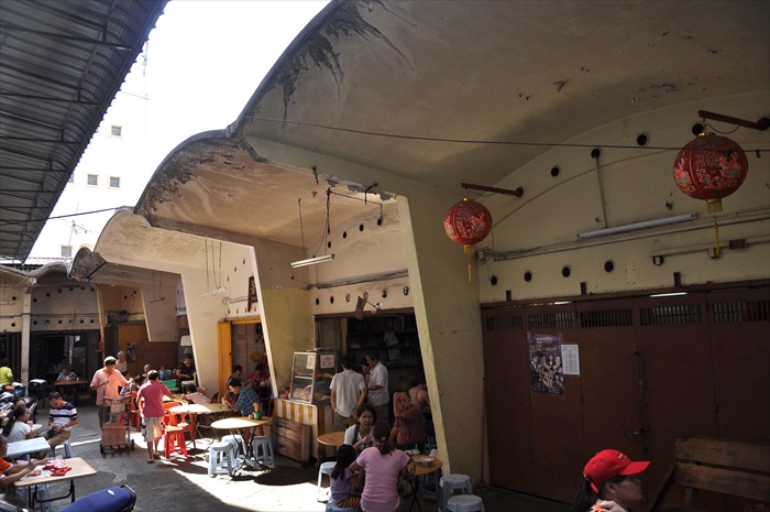 巴刹里的小食店，其特色拱顶建筑和通风孔设计让人印象深刻。