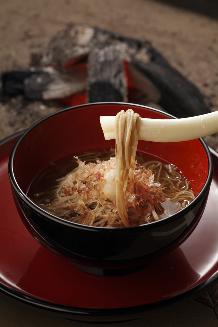 不妨来这里试试看用长葱代替筷子吃荞麦面。
