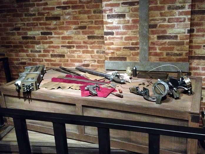 一旁的桌上还放着战斗器具。