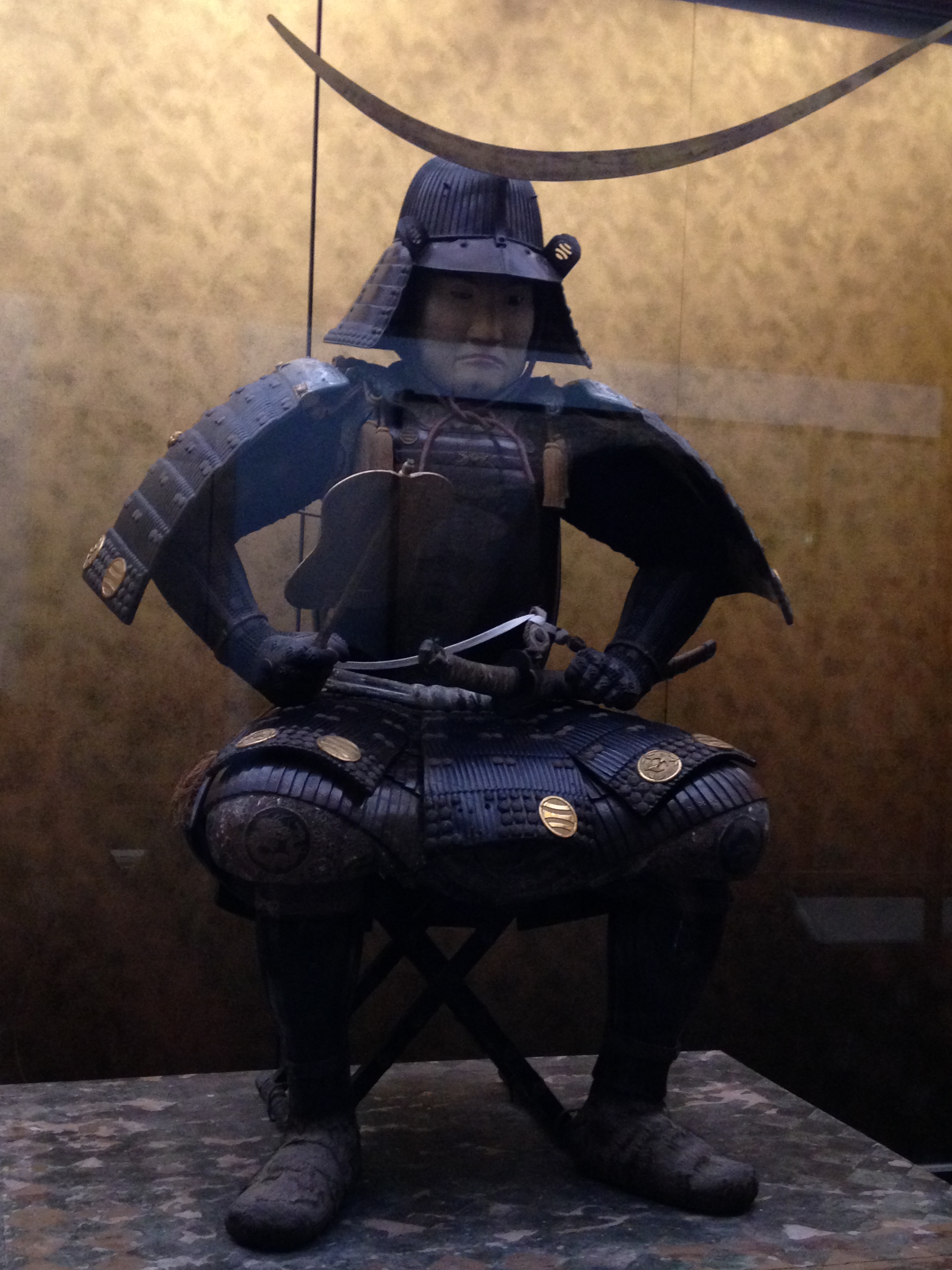 宝物馆内的伊达政宗公盔甲像。