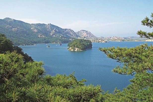 三日浦是一潭由36座山峰屏风一样环抱起来的湖水。