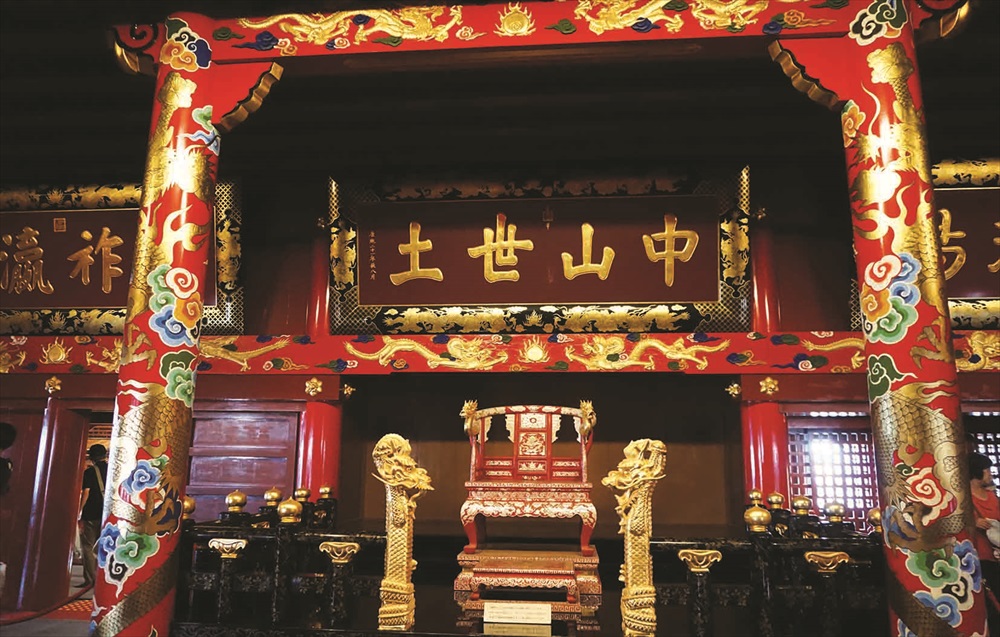 此匾额“中山世土”为清康熙皇帝所赐，显示出过去琉球和中国的紧密贸易关系。