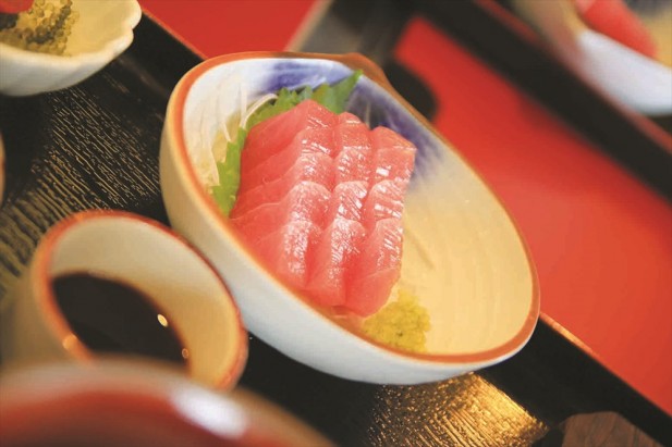 三文鱼肉质鲜美富有弹性。