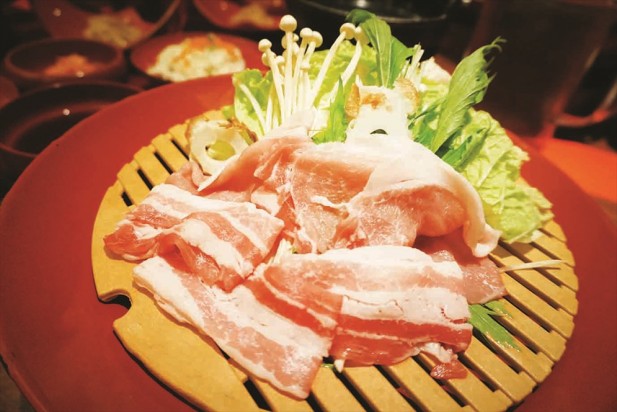 据说冲绳人长寿的秘诀，是因为他们爱吃黑猪肉。