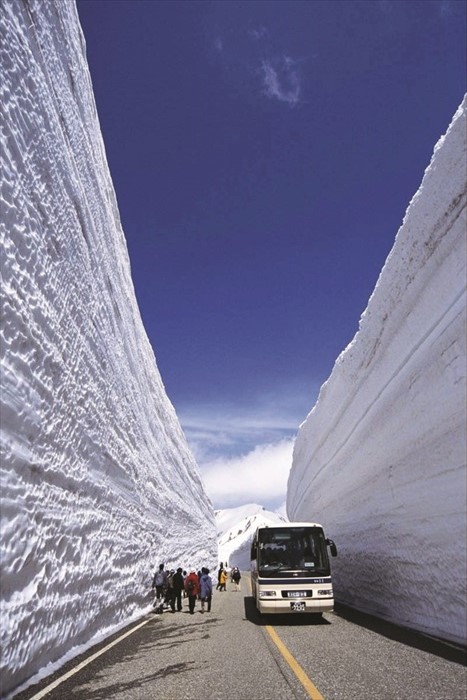 The Snow Corridor is 20km long and 2,450m in height, and welcomes visitors every April, with natural walls of undulating snow unfolding before their eyes.