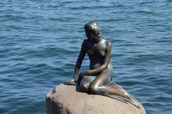 丹麦人鱼像，几乎所有游客来到丹麦都会来看看她。