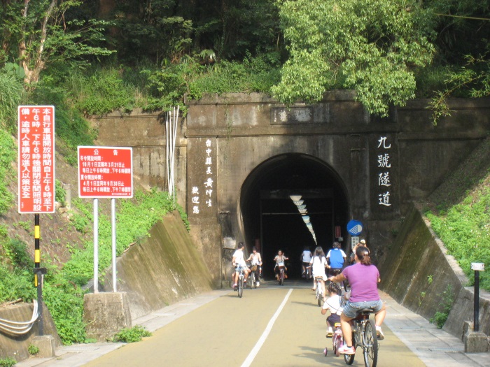 虽然九号隧道很长，但仍吸引许多人来一起挑战脚力。