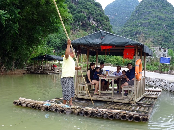 一家人乘坐在木筏里，其实感觉蛮有趣的。