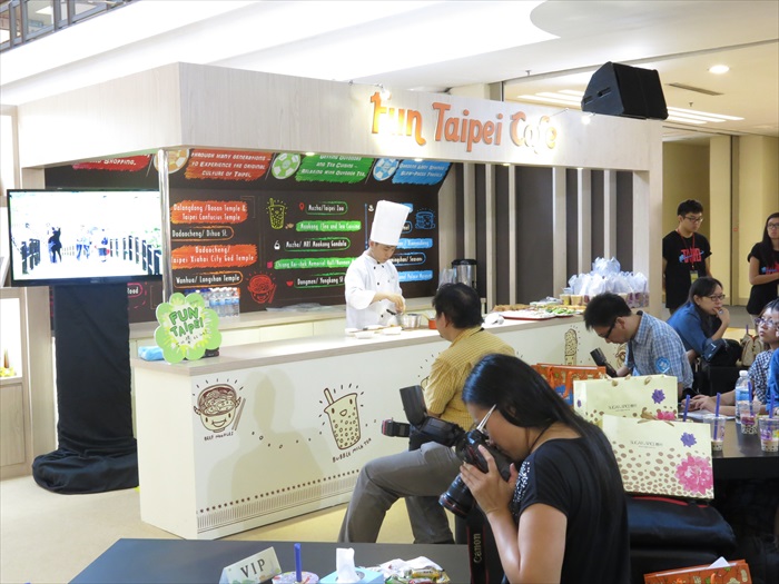 临时的Fun台北咖啡厅，现场提供多种小吃和珍奶。