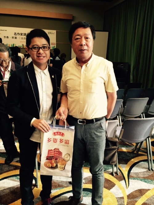 蘋果101执行董事黄引辉（左）赠送纪念品予是日主持人何亮亮。