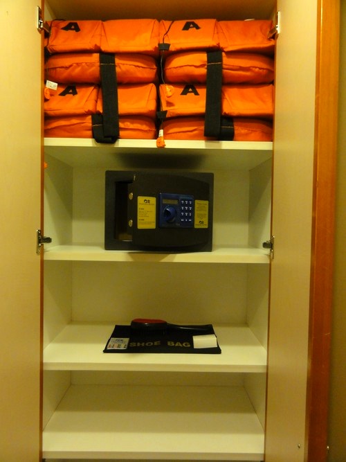 救生衣，保险箱，是舱房基本的安全设施。