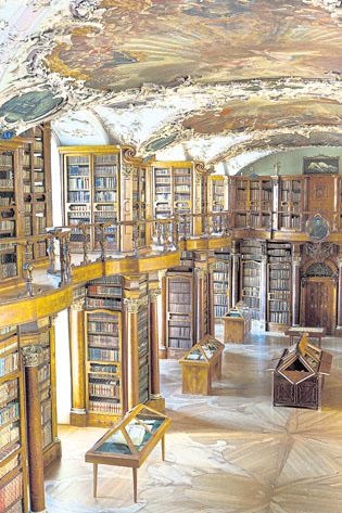 修道院图书馆是洛可可风格，富丽堂皇，是我见过的最美丽的图书馆。 （照片为圣加仑旅游局提供) 